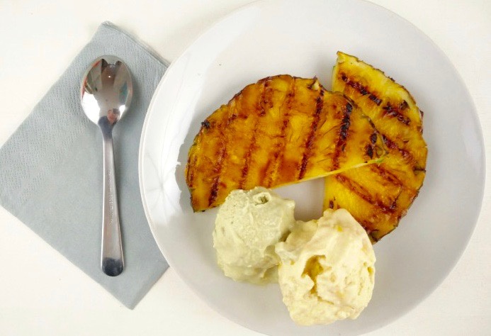 Gegrilde ananas met mango ijs